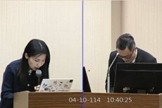 誣指外交官員涉共諜案遭家屬喊告 徐巧芯鞠躬道歉了