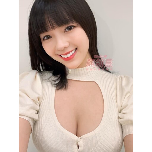 「顏」值太頂!顏翎熹「深V爆乳」主持419集會 網驚呼:國民黨426遊行怎麼贏?