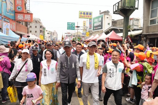 黃國昌現身繞境活動 許願「慈悲媽祖繼續保佑柯文哲」