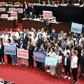 還假於民！教師節、光復節、行憲日、小年夜全都休 勞動節公務員一起放假