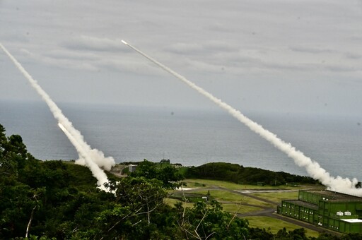 國軍首射「海馬斯」多管火箭 實彈震撼九鵬基地引軍事迷驚呼