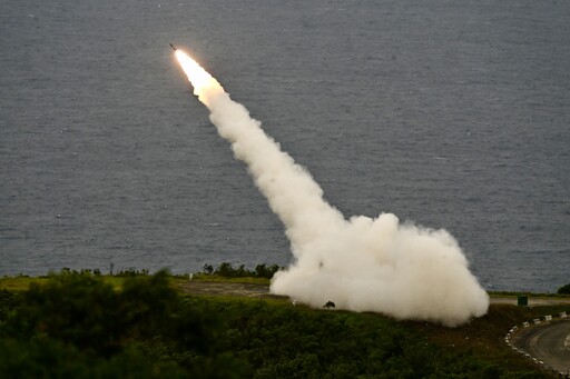 國軍首射「海馬斯」多管火箭 實彈震撼九鵬基地引軍事迷驚呼