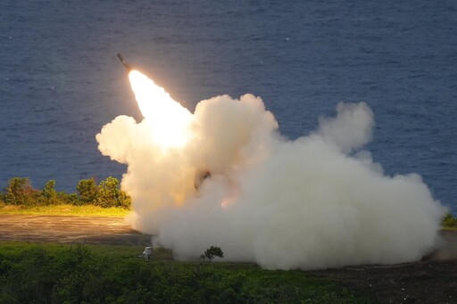 國軍首射「海馬斯」多管火箭 實彈震撼九鵬基地引軍事迷驚呼