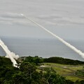 國軍首射「海馬斯」多管火箭 實彈震撼九鵬基地引軍事迷驚呼