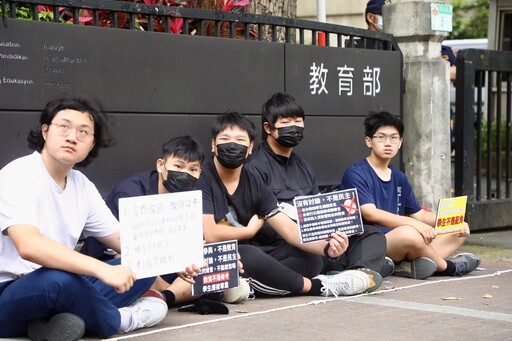 捍衛帶手機自由!高中生代表赴教育部抗議 籲退回手機保管政策