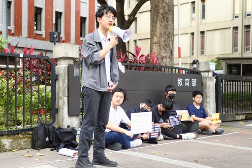 捍衛帶手機自由!高中生代表赴教育部抗議 籲退回手機保管政策
