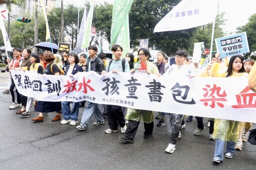 三峽車禍頭七!民團上街籲改革駕訓制度 雨中高喊三大訴求