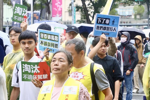 三峽車禍頭七!民團上街籲改革駕訓制度 雨中高喊三大訴求