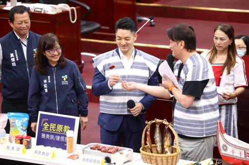 【有片】李傅中武推廣達悟文化 蔣萬安穿族服吃香腸笑聲不斷