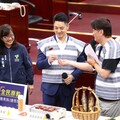 【有片】李傅中武推廣達悟文化 蔣萬安穿族服吃香腸笑聲不斷
