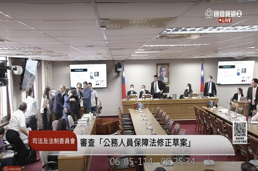 【有片】考試院秘書長劉建忻備詢昏倒 黃國昌嚇到連喊5次「小心!」