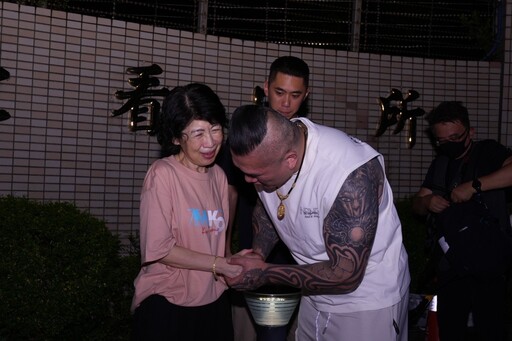 陳佩琪北所前靜坐小草相陪 黃國昌爆氣嗆法務部長:丟人現眼