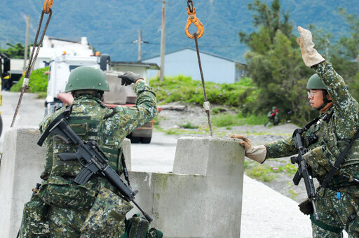 花防部工兵、化兵聯手演練 蛇腹鐵絲網與煙幕遲滯敵軍行動