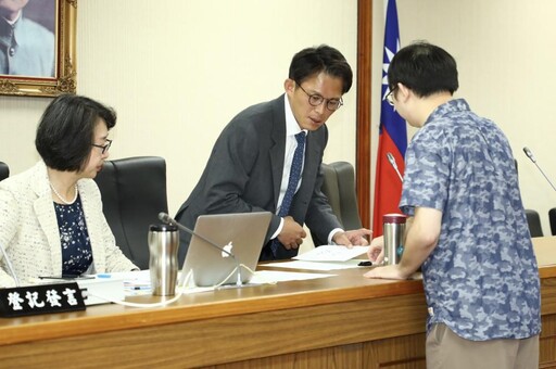 立院朝野為「邀卓榮泰關稅專報」爭執不休 黃國昌突然起身閃人
