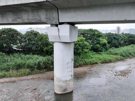 網傳高鐵站橋梁出現裂痕 台灣高鐵急澄清:是水痕