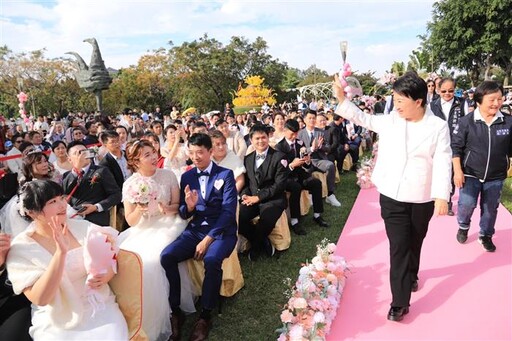 盧秀燕主婚 台中88對新人葫蘆墩公園甜蜜完婚