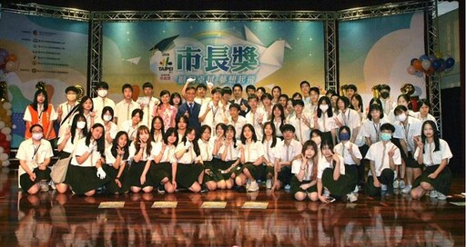 蔣萬安市長頒發市長獎予優秀傑出的同學