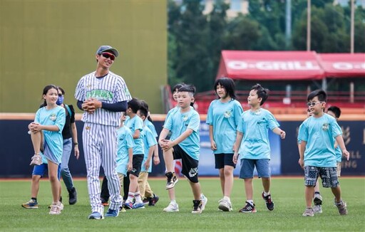 臺北興富發棒球隊化身一日體育老師 挺啟聰學生投打