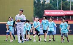 臺北興富發棒球隊化身一日體育老師 挺啟聰學生投打