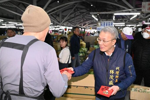 林代理縣長至宜蘭縣果菜批發市場 視察春節物資