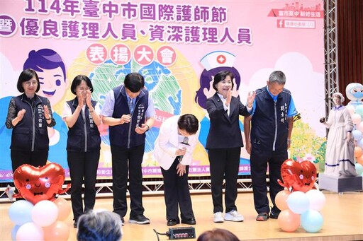 慶祝國際護師節 盧秀燕90度鞠躬感謝白衣天使