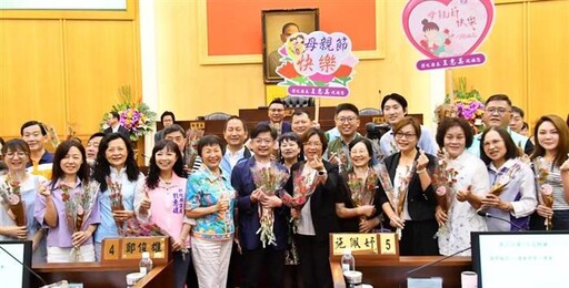 彰化縣府會攜手推廣在地花卉 贈康乃馨送祝福