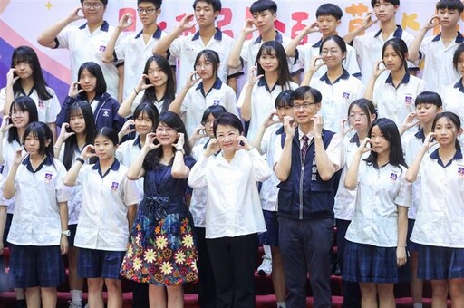與5301模範生合影 盧秀燕「各俏皮Pose」全配合