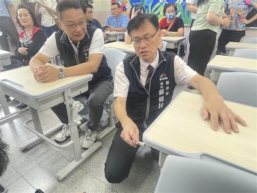 大升級 台中教育局長蔣偉民視察可調式課桌椅配置