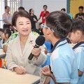 盧秀燕視察松強國小可調式課桌椅大讚更優質