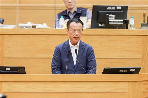 翁章梁赴議會施政總報告:打造嘉義黃金10年