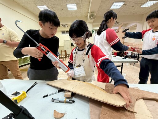 世界地球日北投小同學 打造了四艘獨⽊⾈在五分港溪撿垃圾「淨溪活動」