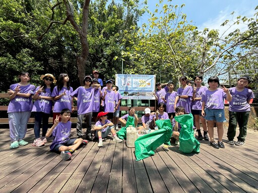 世界地球日北投小同學 打造了四艘獨⽊⾈在五分港溪撿垃圾「淨溪活動」