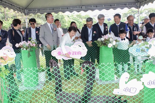 秋紅谷黑天鵝家族壯大！ 盧市長歡送「鵝」子、女「鵝」 與北市府、北大與東大「結親家」