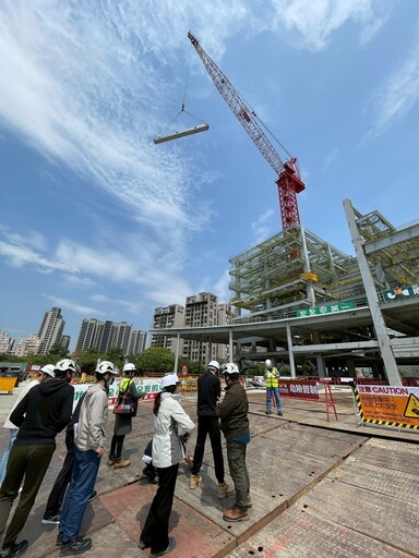 塔吊作業眉角多! 中市勞工局攜手網紅「超認真少年」宣導塔吊安全