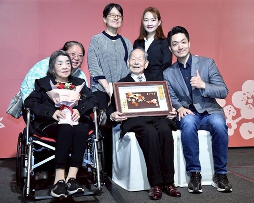 金婚長輩真愛動人 蔣萬安祝福母親節快樂添溫馨