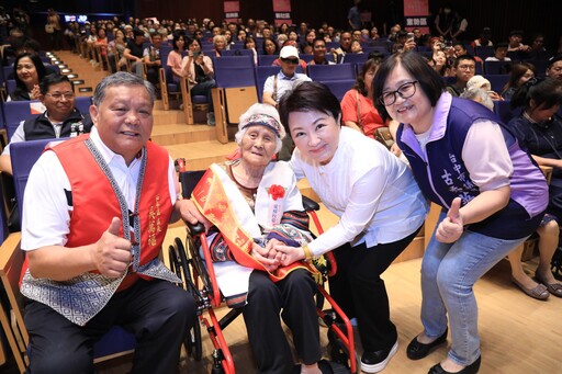 母親節最美合影! 盧市長與百位模範母親有約 感謝「超人媽媽們」守護家庭