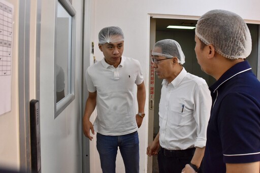 讓世界看見台中軟「食」力! 經發局長走訪酸菜魚食品廠 肯定青年創業力