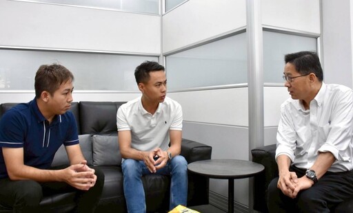 讓世界看見台中軟「食」力! 經發局長走訪酸菜魚食品廠 肯定青年創業力