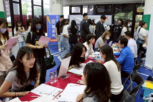 致理科大校園就博會 財管企業受青睞 初媒合率高達53.5%