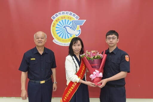 警消兄弟檔背後的堅韌母親 孫玉珍榮獲嘉義市警察模範母親