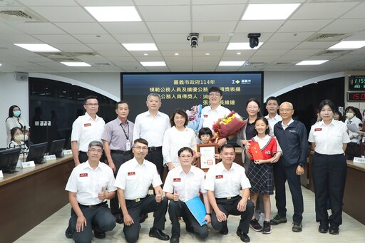 嘉義市表揚模範及績優公務人員 黃敏惠期許同仁跨域整合帶動城市再造