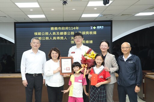 嘉義市表揚模範及績優公務人員 黃敏惠期許同仁跨域整合帶動城市再造