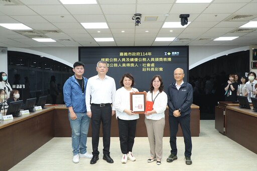 嘉義市表揚模範及績優公務人員 黃敏惠期許同仁跨域整合帶動城市再造