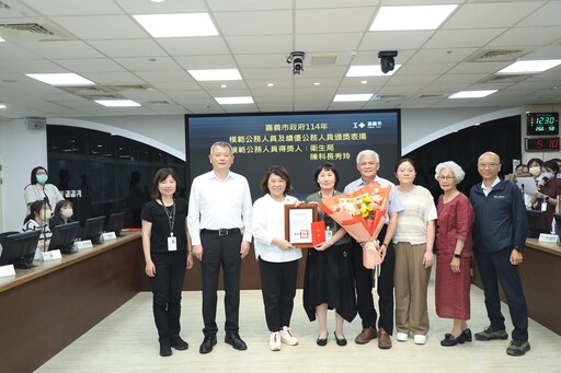 嘉義市表揚模範及績優公務人員 黃敏惠期許同仁跨域整合帶動城市再造