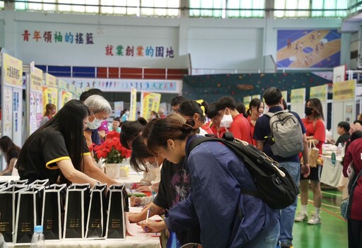 屏東長照徵才博覽會吸引六校學子 400職缺釋出助攻就業