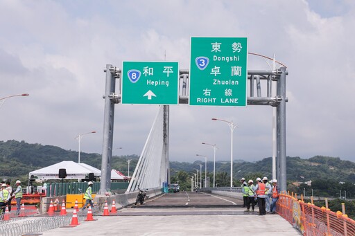 兌現對市民承諾!東豐快「鯉魚脊背橋」接合 盧市長:東勢石岡段明年通車、縫合山城交通命脈