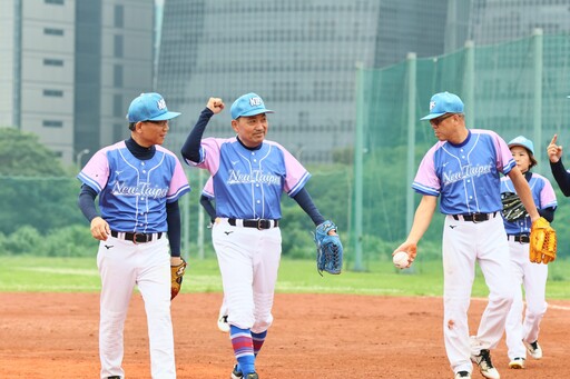 世壯運慢速壘球雙北大戰 新北市獲銀 侯友宜肯定團隊的好表現