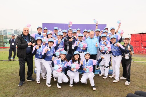 世壯運慢速壘球雙北大戰 新北市獲銀 侯友宜肯定團隊的好表現
