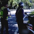 台東關山分局巡警化身加油員 女遊客感動稱讚「最暖靠山」