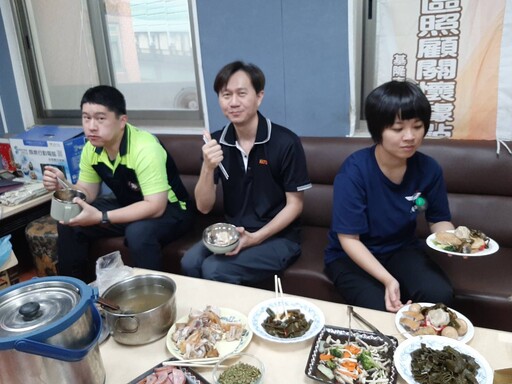基隆書院社區與仁愛分隊攜手共慶端午 長者與消防員共築溫馨社區